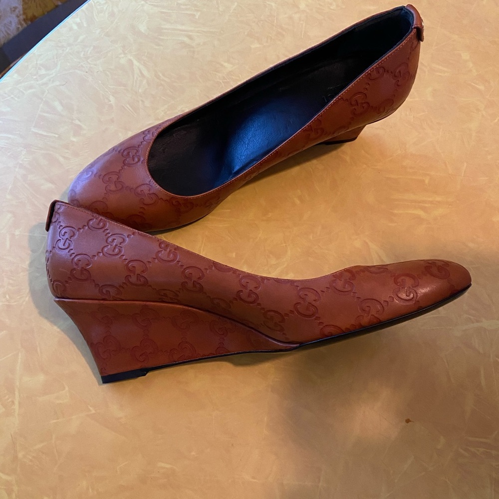 Never worn!!! Size 38 Gucci wedges